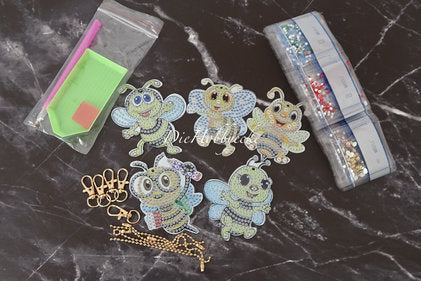 Diamond Painting 5 Anhänger zauberhafte Bienchen - B-Ware -