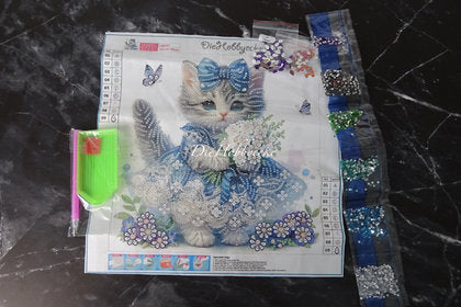 Diamond Painting Teilbild Katze mit blauer Schleife