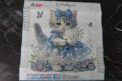Diamond Painting Teilbild Katze mit blauer Schleife