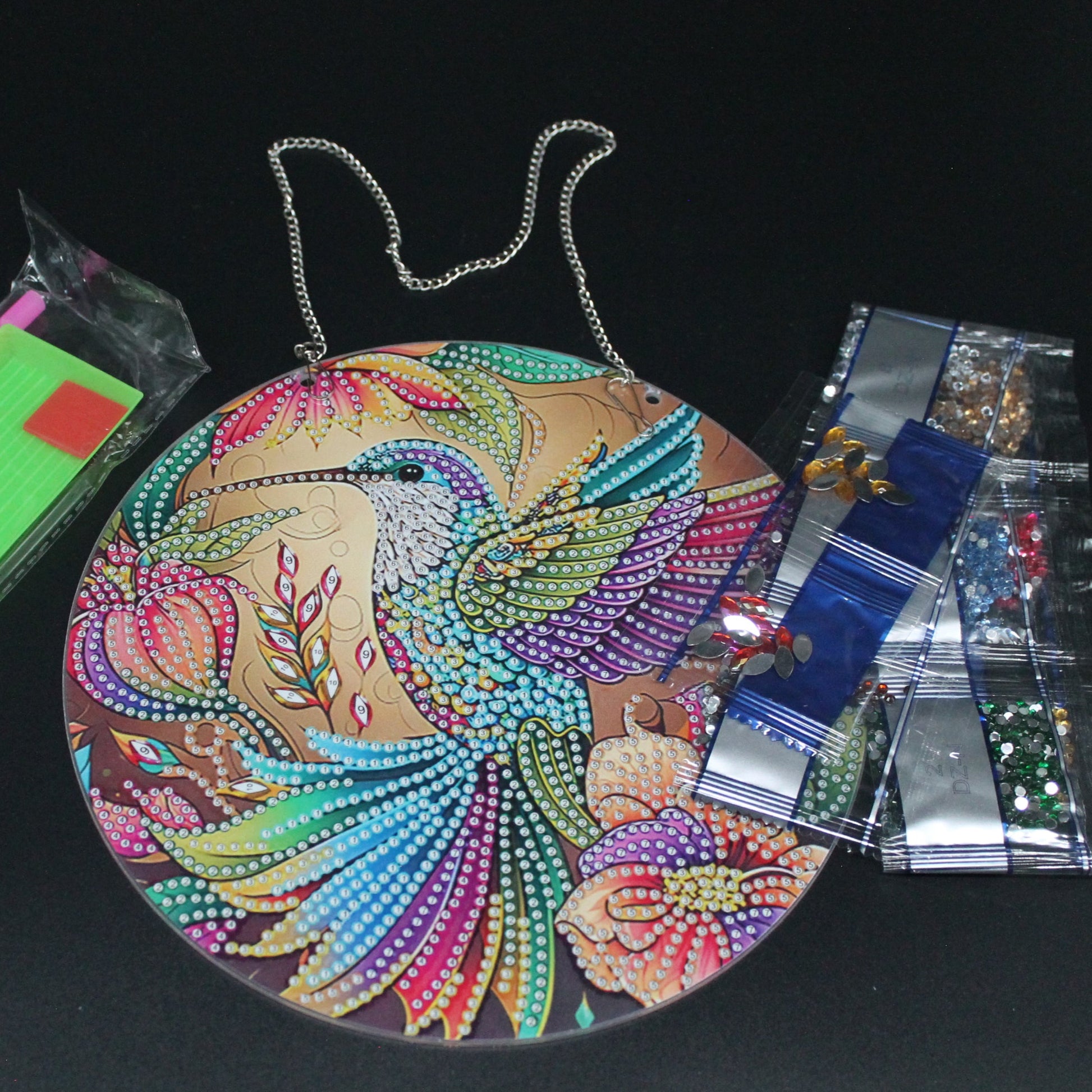 Diamond Painting Aufhaenger mit buntem Kolibri