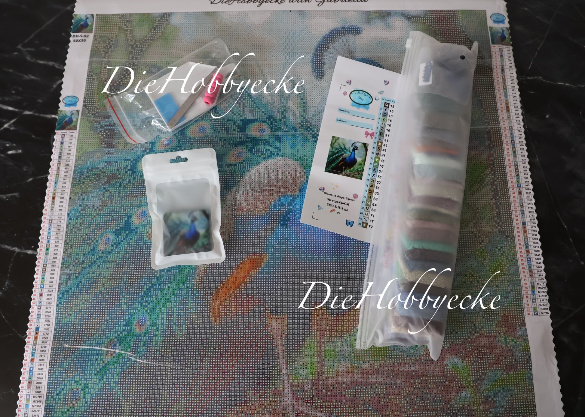 Diamond Painting Cover Minder Kaami, der stolze Pfau