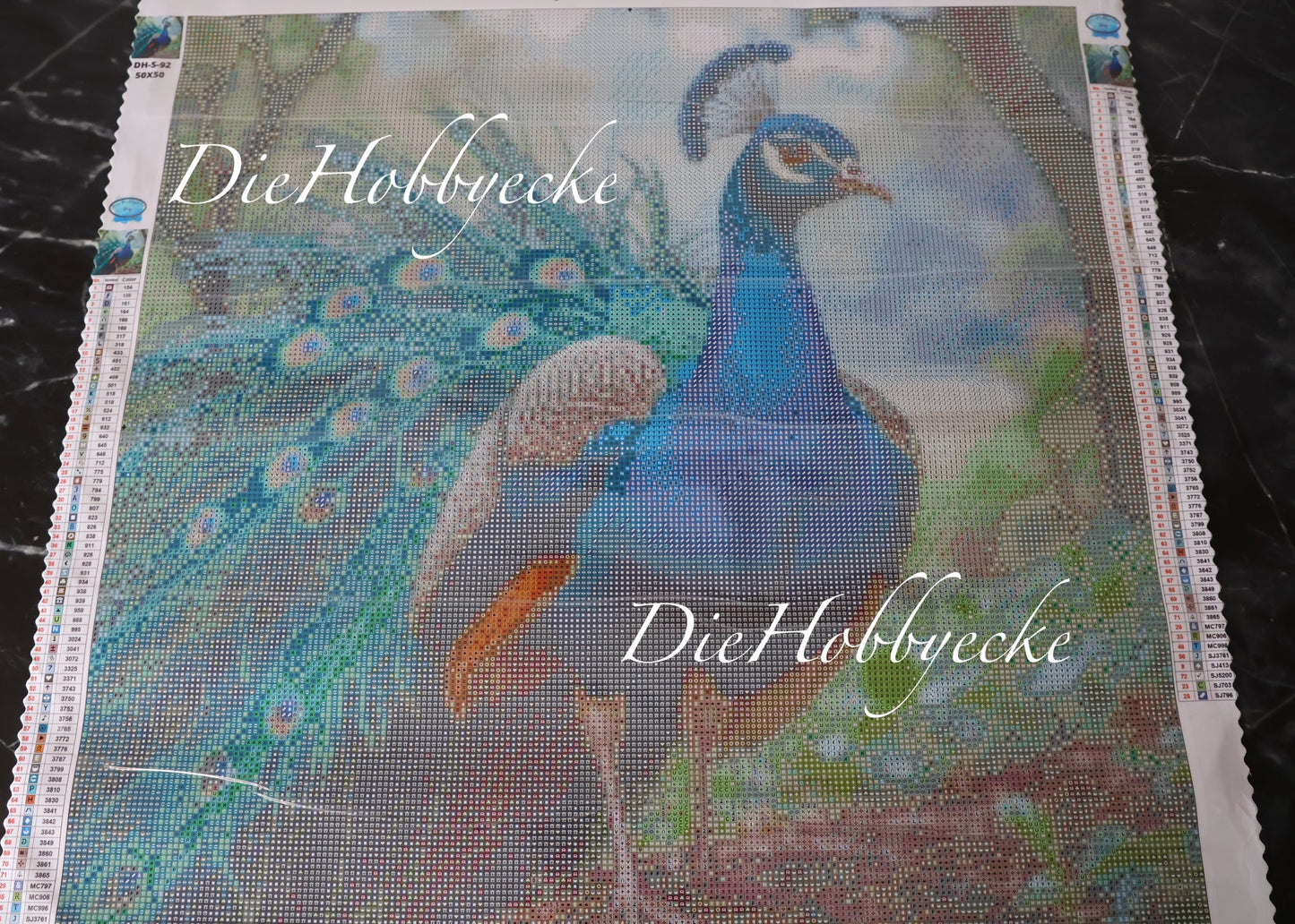 Diamond Painting Cover Minder Kaami, der stolze Pfau