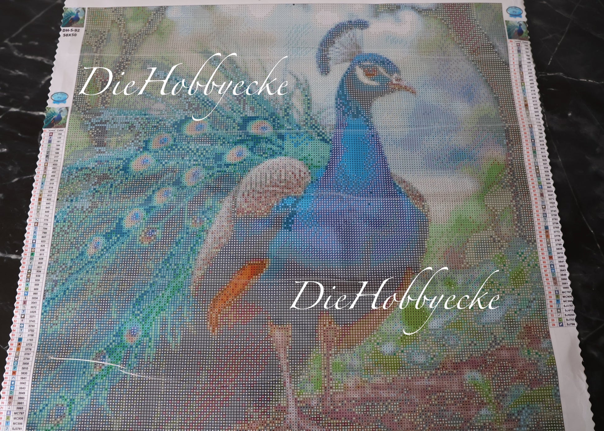 Diamond Painting Cover Minder Kaami, der stolze Pfau