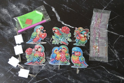 diamond painting Aufhaenger mit bunten Papageien