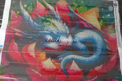 Diamond Painting Bild 50x50 Baby-Drache 'Fiona’ Harz-/Fairy Dust Steine with DiamondPaintingBee